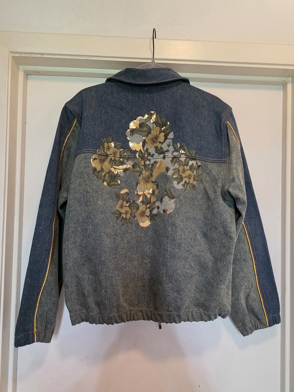 Women's/Men's Levi Denim Jacket with Floral Fleur-De-Lis - Brand New